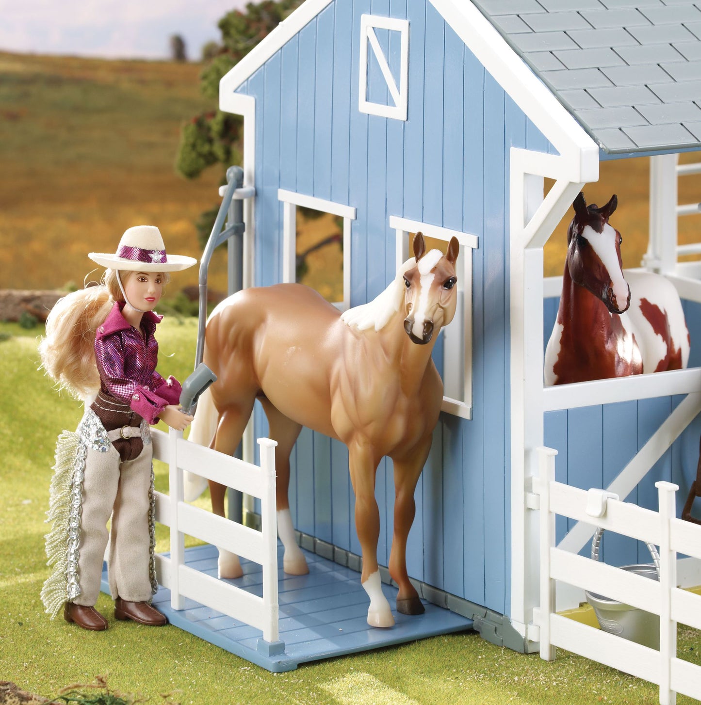 BREYER Classics Country Stable With Wash Stall