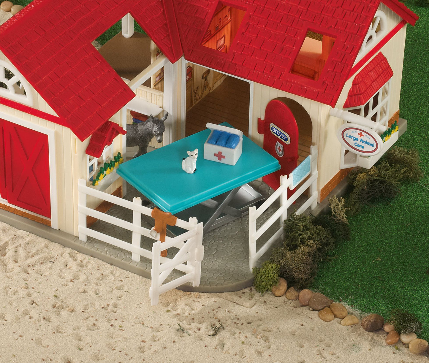 BREYER Stablemates Deluxe Animal Hospital Play Set