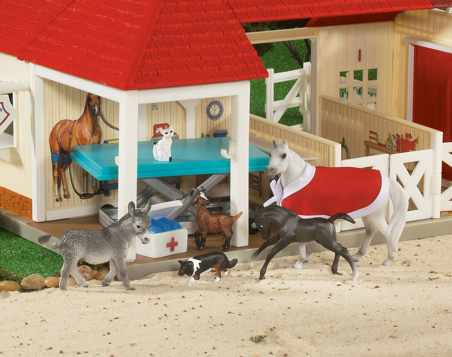 BREYER Stablemates Deluxe Animal Hospital Play Set