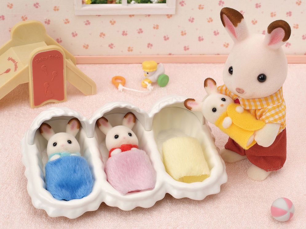 Calico Critters Triplets Care Set, Dollhouse Playset with 3 Figures and Accessories