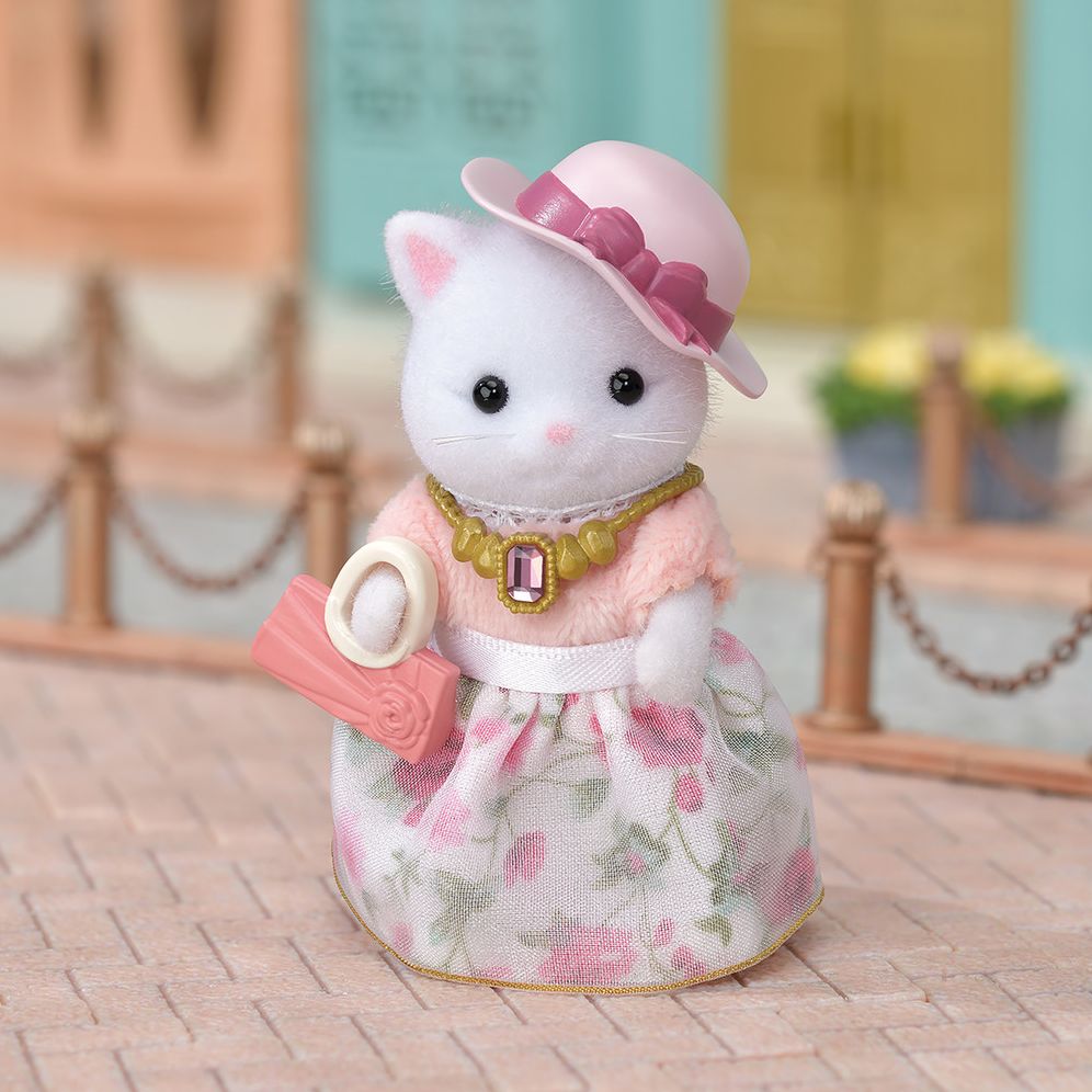 Calico Critters Fashion Playset Persian Cat, Dollhouse Playset with Figure and Fashion Accessories