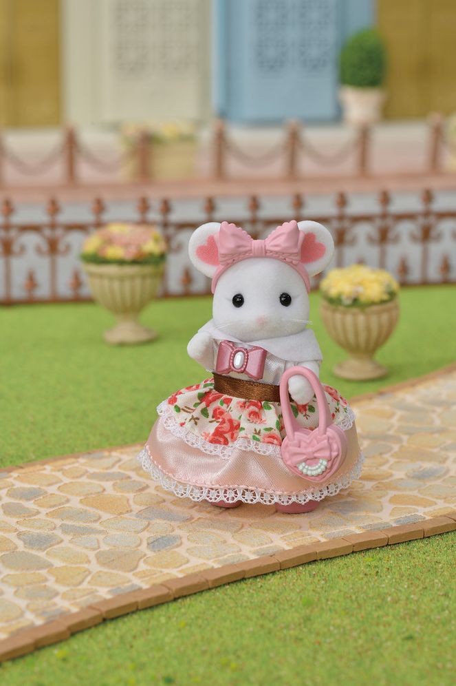 Calico Critters Fashion Playset Sugar Sweet Collection, Dollhouse Playset with Marshmallow Mouse Figure and Fashion Accessories