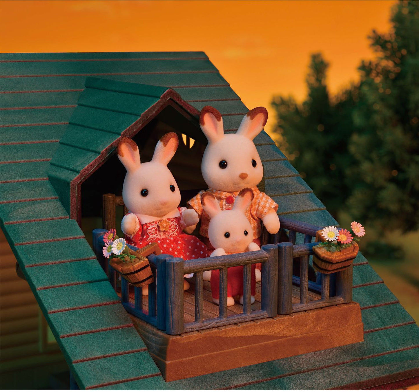 Calico Critters Log Cabin Gift Set, Dollhouse Playset with 4 Collectible Figures, Furniture and Accessories