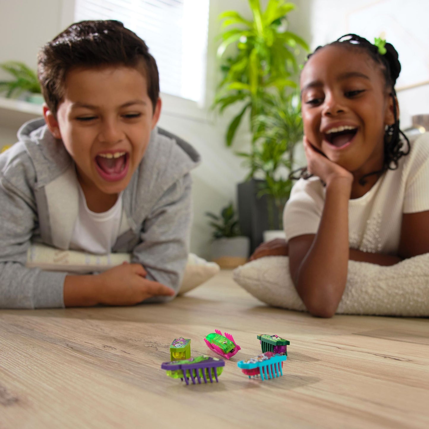 Hexbugs BOTS Nano 5 Pack, 4 Nano Bugs with Bonus Flash Nano, Sensory Toys for Kids & Cats with Vibration Technology, Insect Toys & Mini Robot Toy for Kids Ages 3 & Up