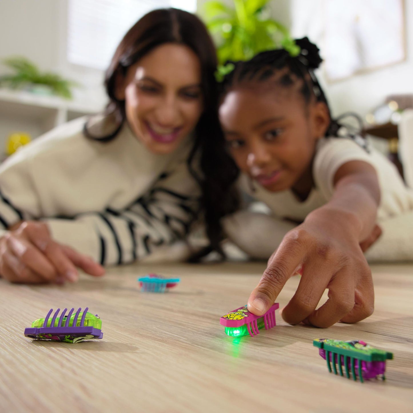 Hexbugs BOTS Nano 5 Pack, 4 Nano Bugs with Bonus Flash Nano, Sensory Toys for Kids & Cats with Vibration Technology, Insect Toys & Mini Robot Toy for Kids Ages 3 & Up