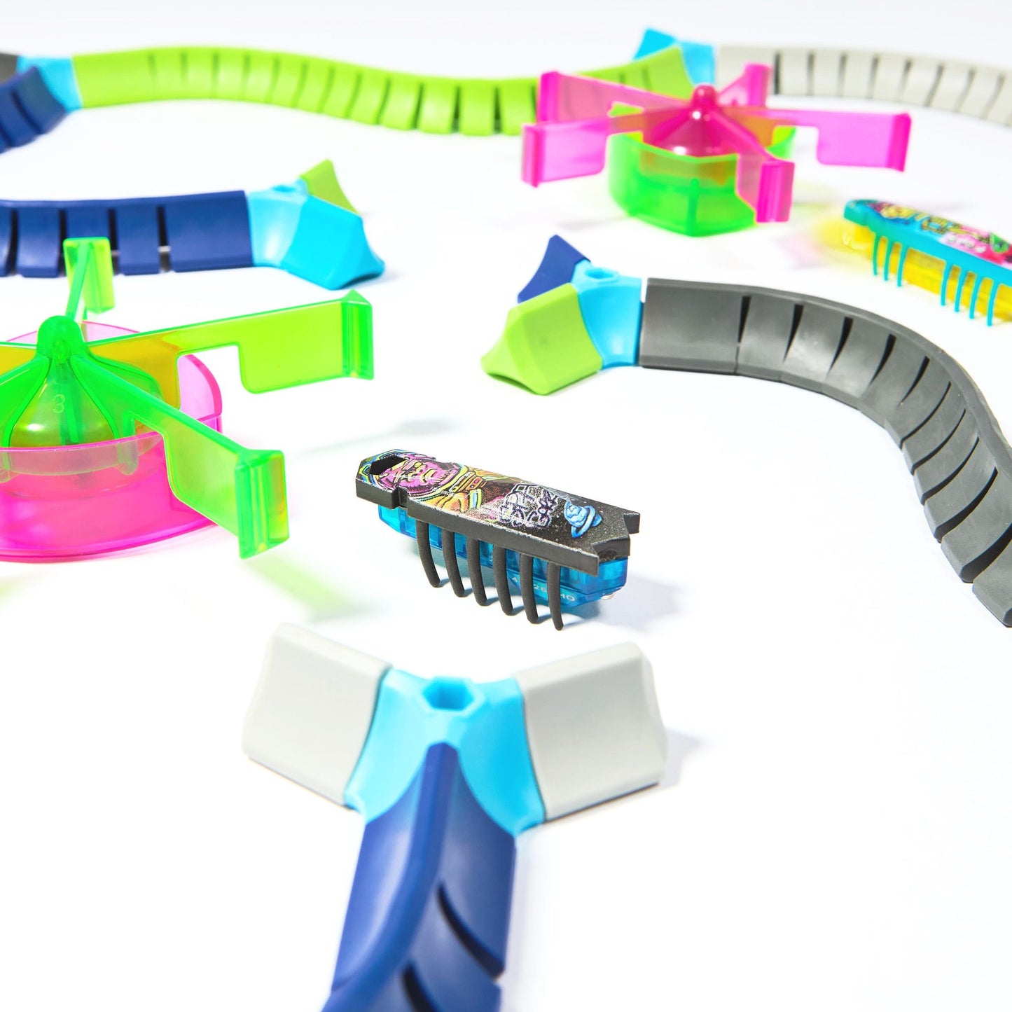 Hexbugs BOTS Nano Land, Sensory Toys for Kids & Cats with Over 40 Pieces & 3 Nano Bots, Toy Playsets & Mini Robot Toy for Kids Ages 3 & Up, Batteries Included
