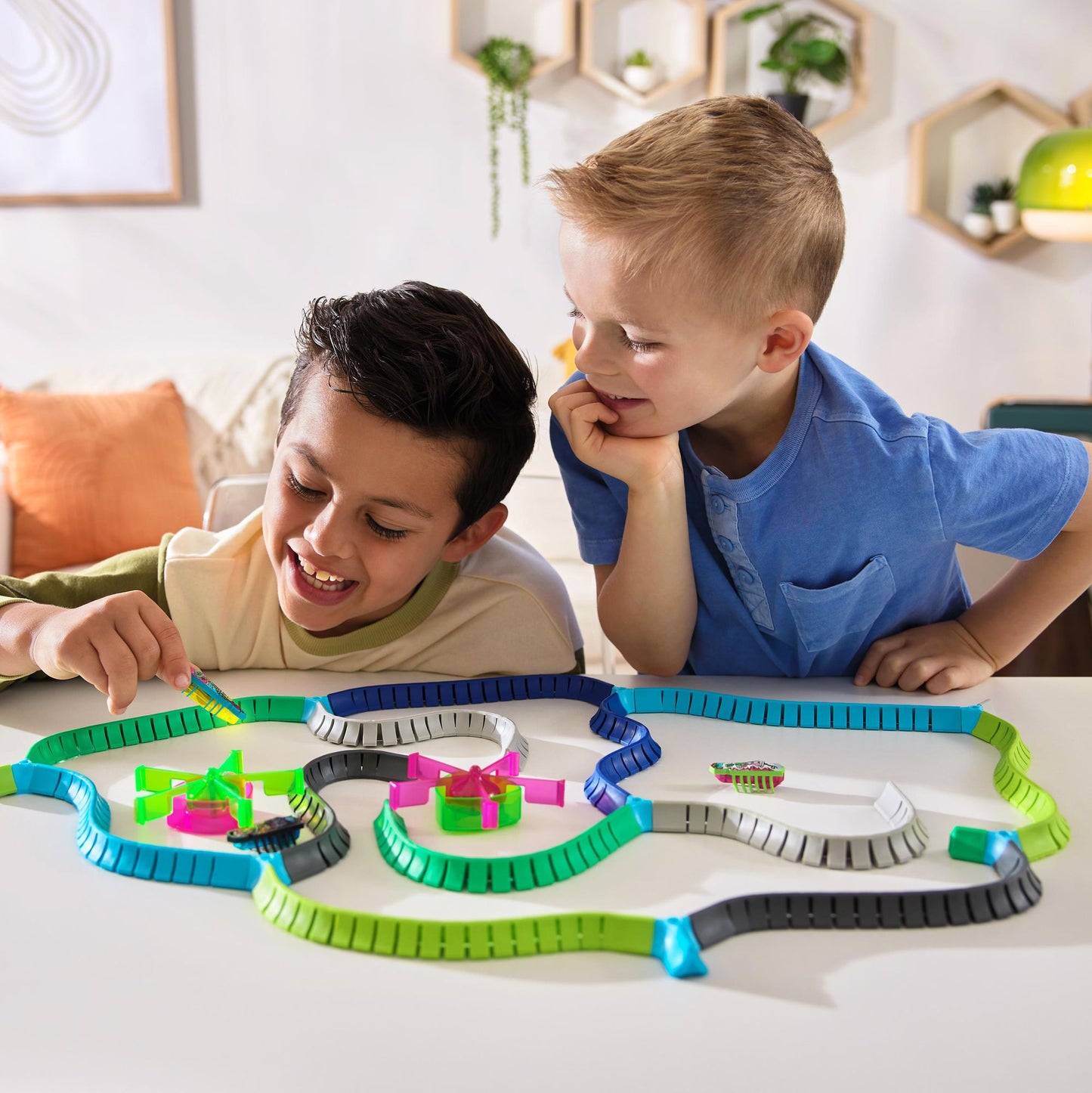 Hexbugs BOTS Nano Land, Sensory Toys for Kids & Cats with Over 40 Pieces & 3 Nano Bots, Toy Playsets & Mini Robot Toy for Kids Ages 3 & Up, Batteries Included