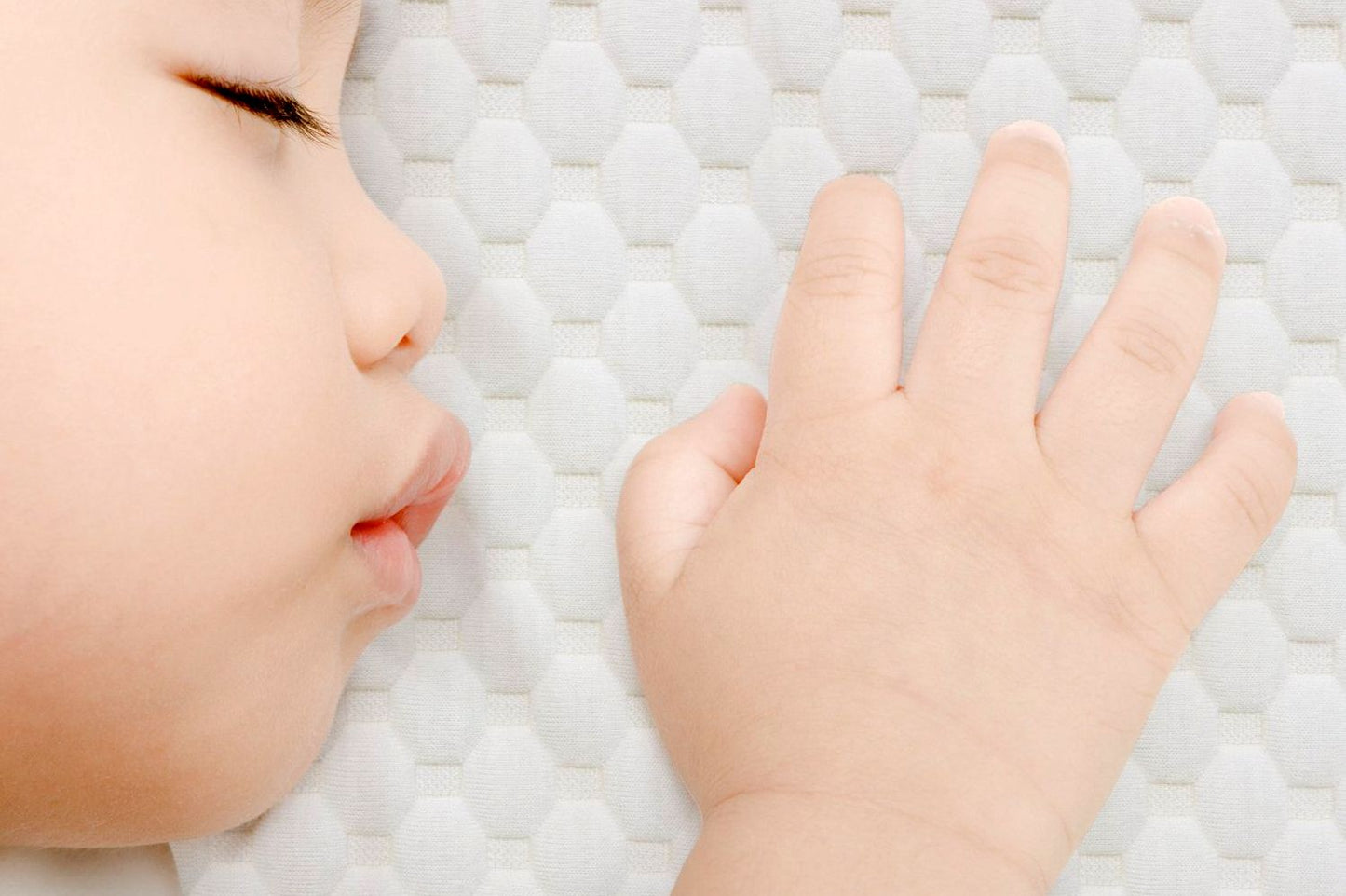 Munchkin Deluxe Mattress Pad with Micro Technology - White