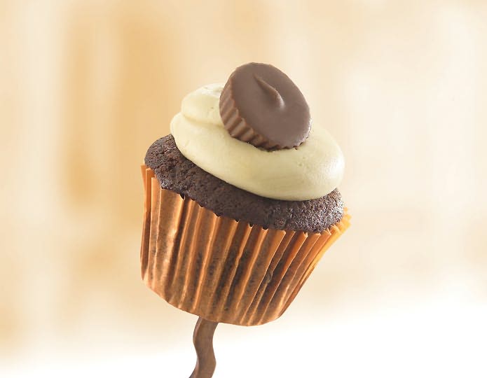 12 Peanut Butter cupcakes with Reese's ®