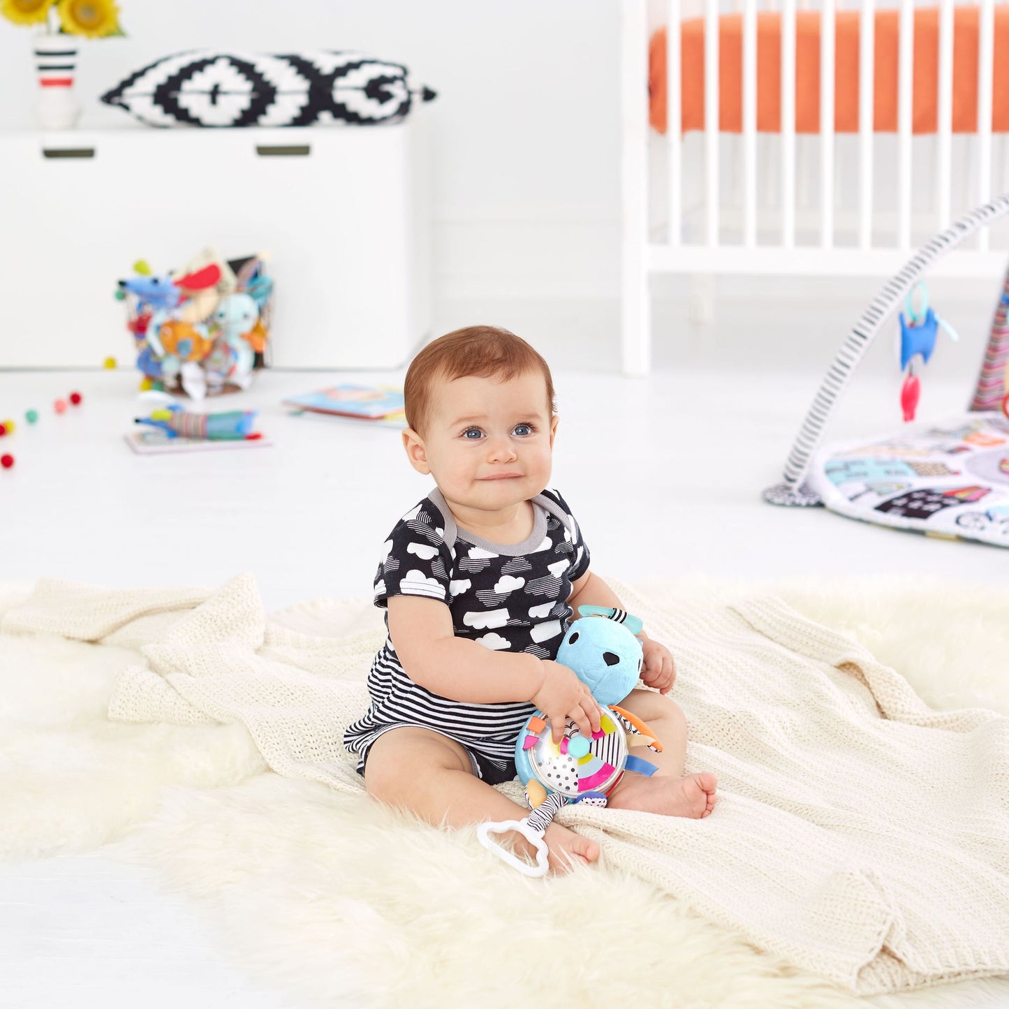 Skip Hop VIBRANT VILLAGE Pull & Spin Activity Bunny