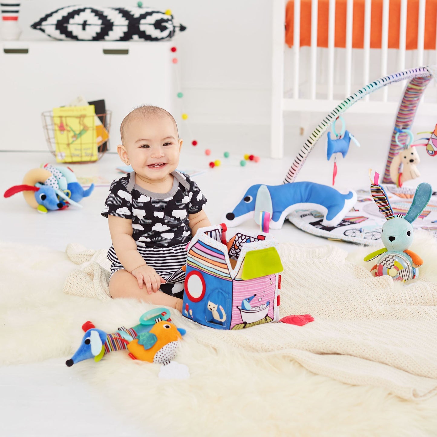 Skip Hop VIBRANT VILLAGE Pull & Spin Activity Bunny