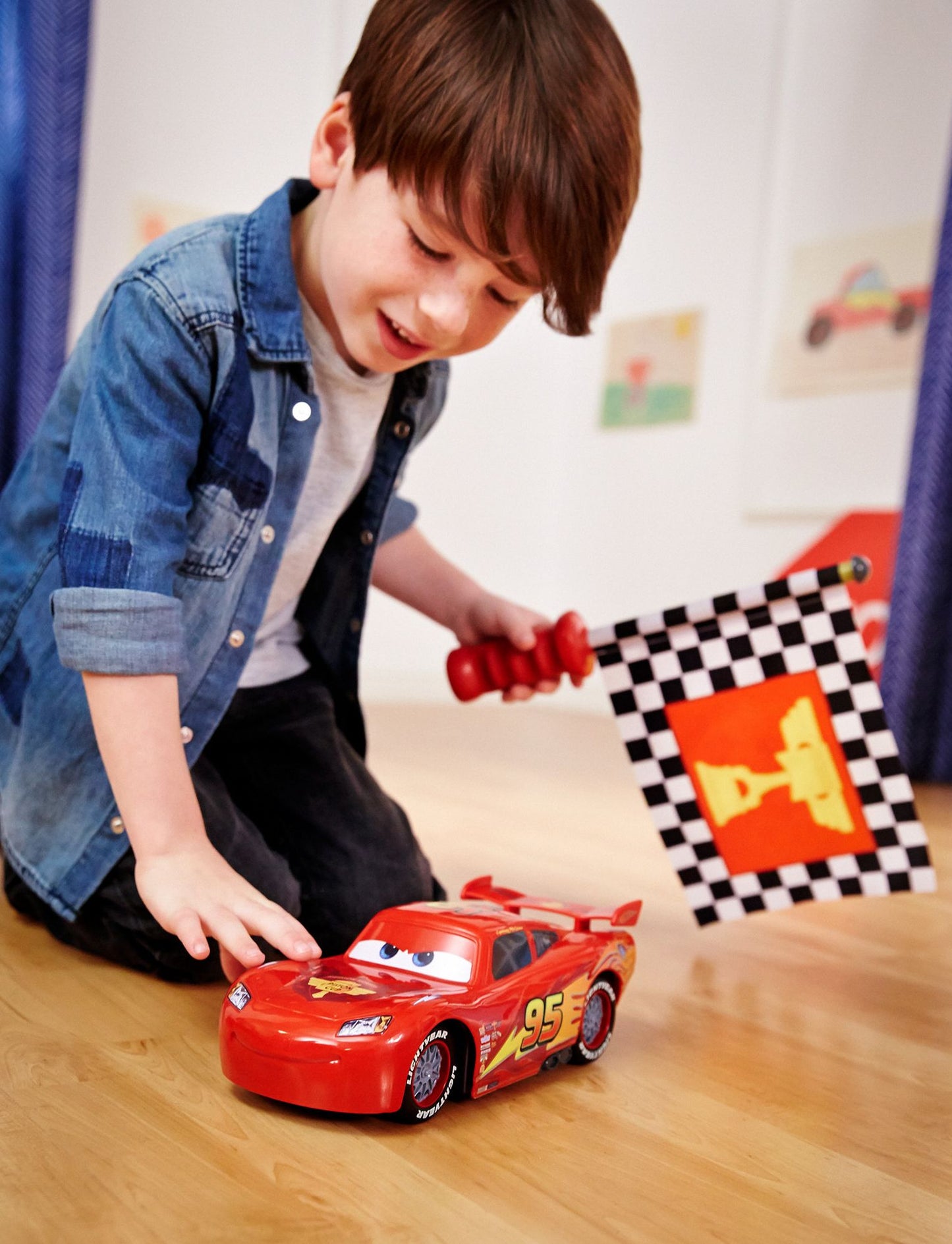 Disney/Pixar Cars Flag Finish Lightning McQueen Toy Car