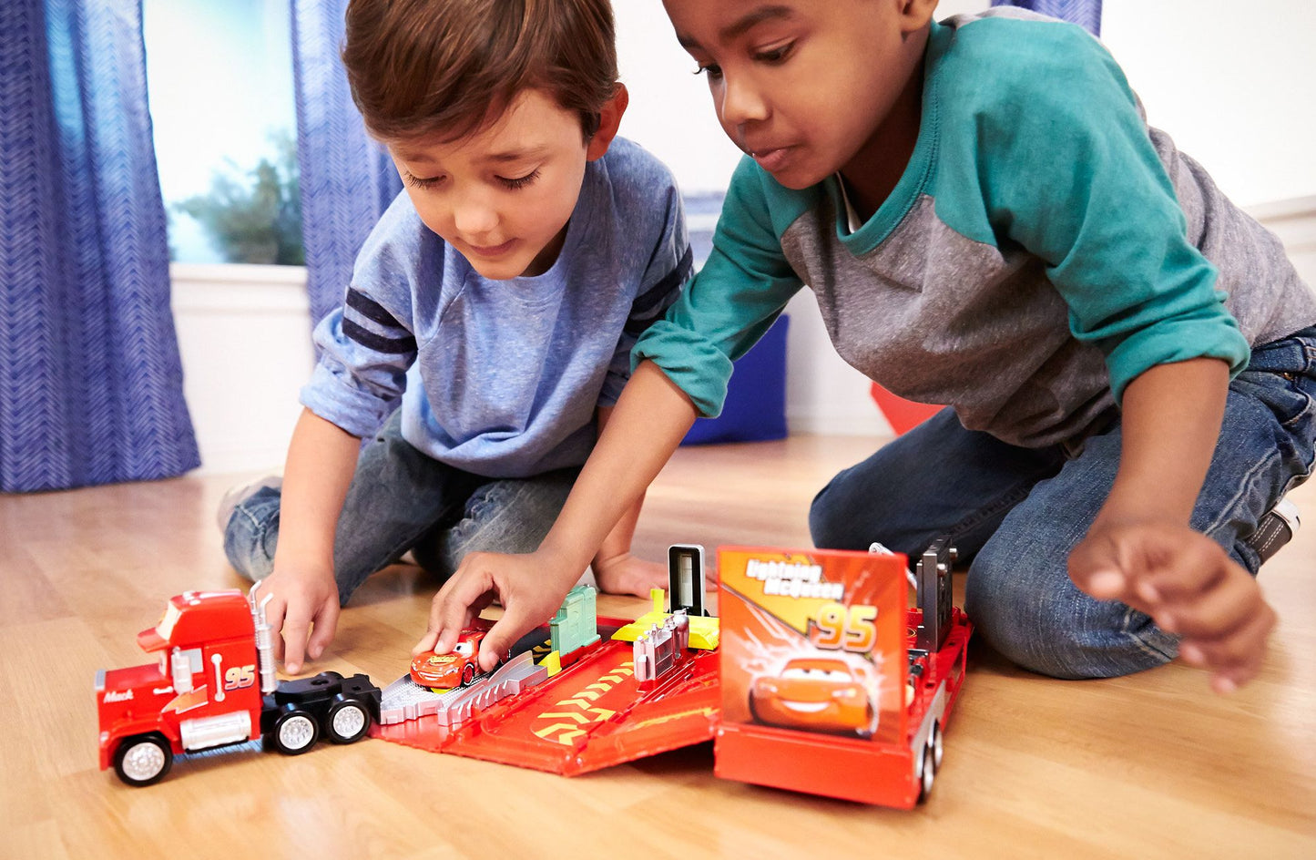Disney/Pixar Cars Mack Action Drivers Playset