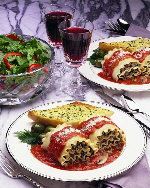 Italian Food: Traditional Italian Food Facts from the History of Italian Food and Italian Food Culture and Cuisine, to Authentic Italian Food like Lasagna, Pasta Sauce and Pasta Dishes - A Guide to Italian Cooking and Italian Traditions