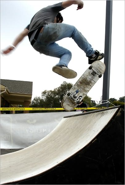 Skateboarding : Time to Kick Butt!!
