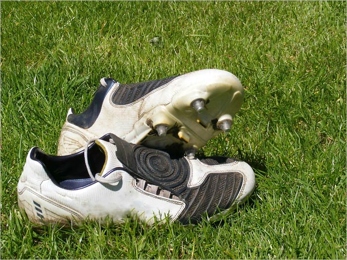Football : Your 10 Easy Basic Steps Guide to Become A Soccer Star