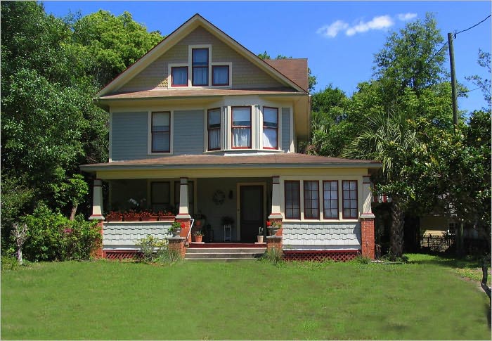 An Essential Guide in Buying a Dream House: The Secret in Finding, Picking and Buying the Perfect Home