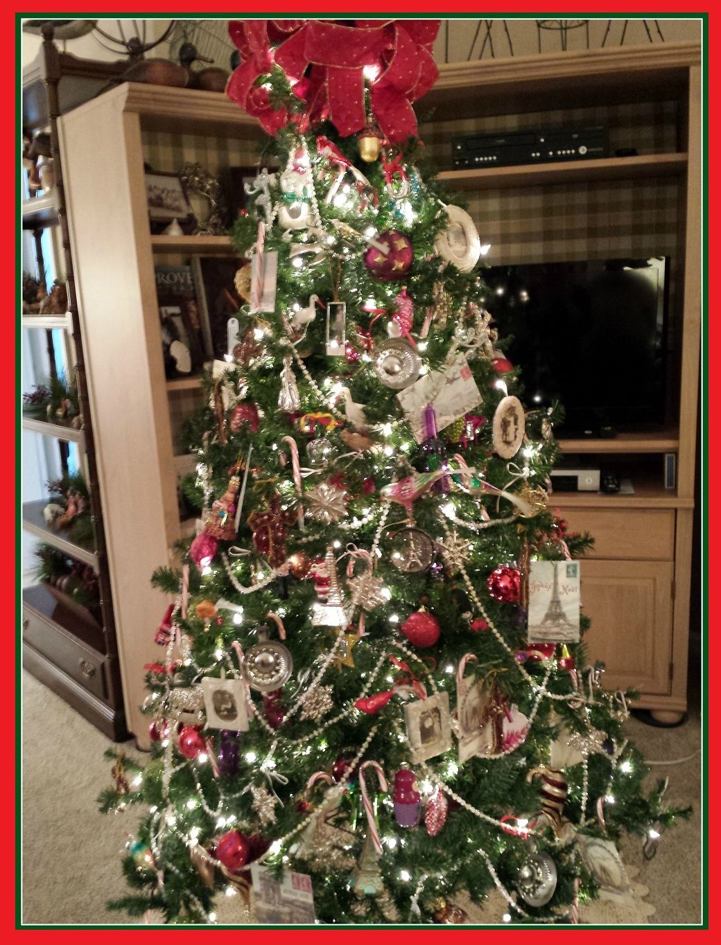 Christmas Book: Christmas ideas and Inspirations	93	(Christmas, Holiday, Religion, Christ, Christian, Santa, North Pole, Reindeer, Star, Ornaments, Christmas Tree)