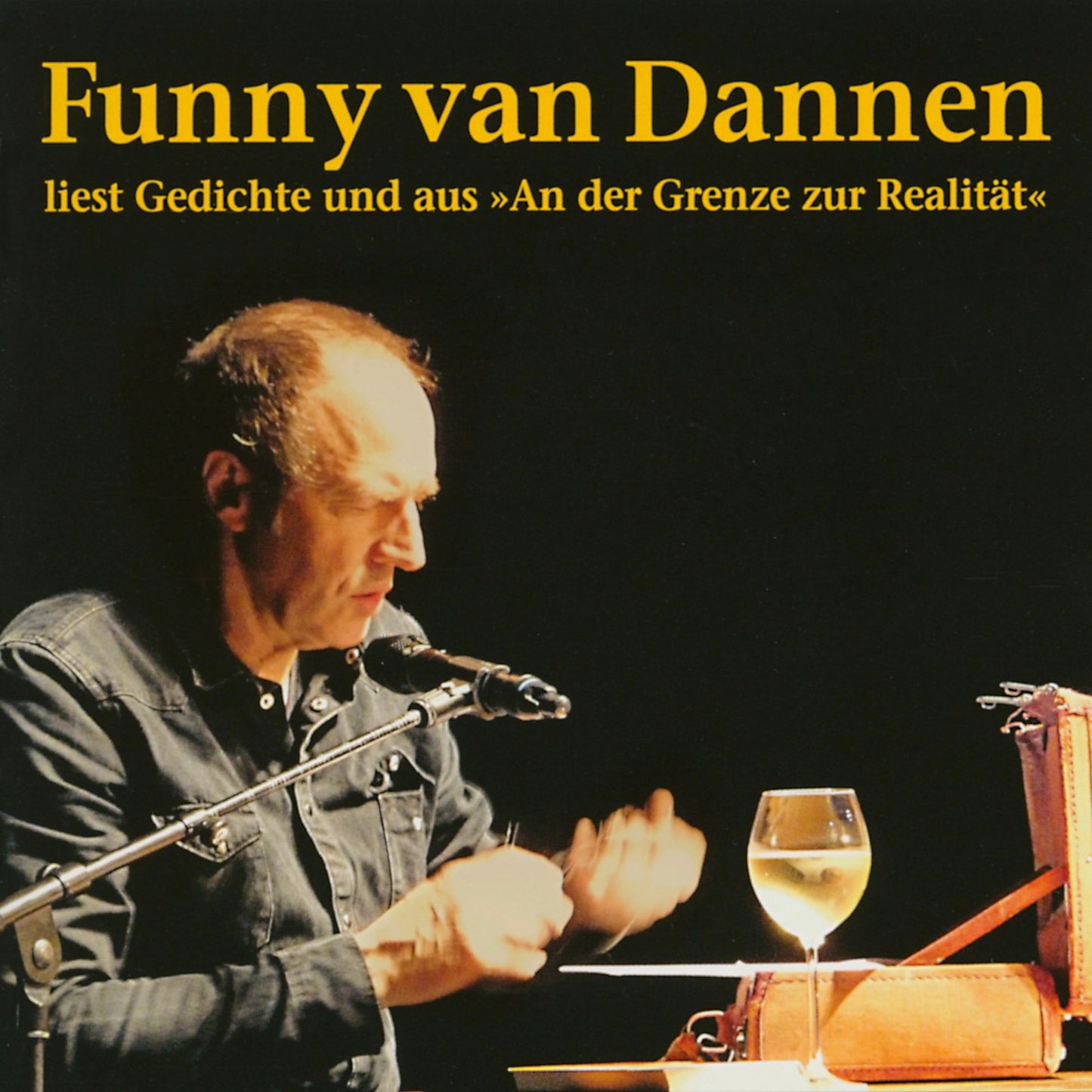 Liest Gedichte und aus "An der Grenze zur RealitÃ¤t"