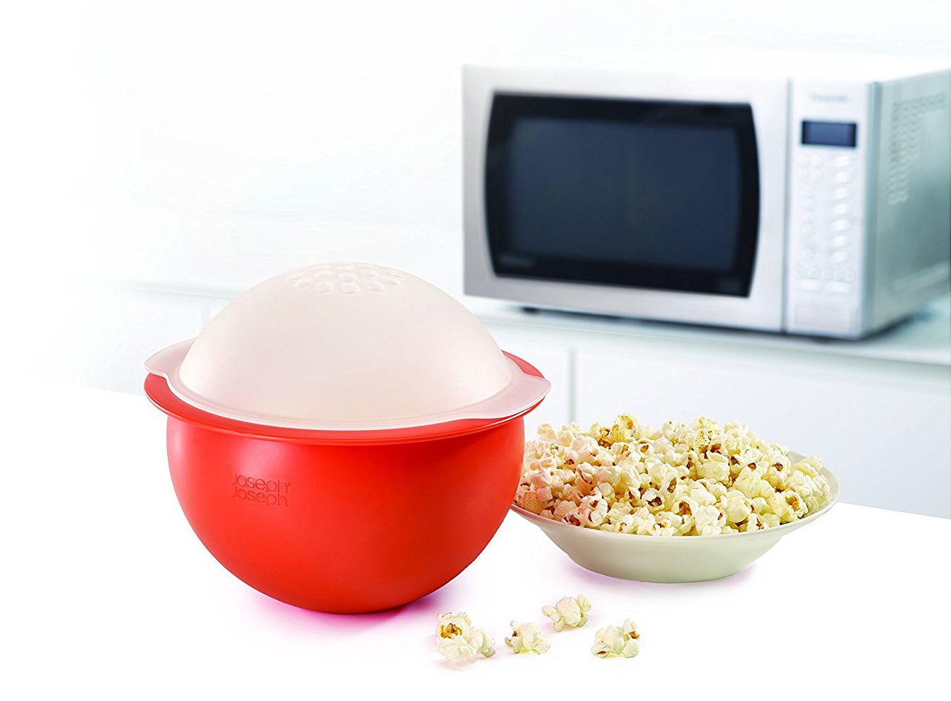 MICROWAVE popcorn maker with kernel filtering lid