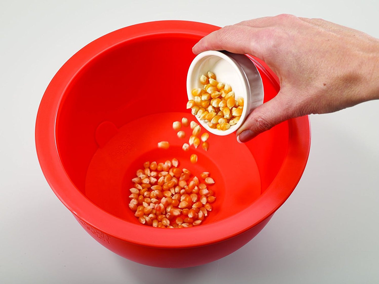 MICROWAVE popcorn maker with kernel filtering lid