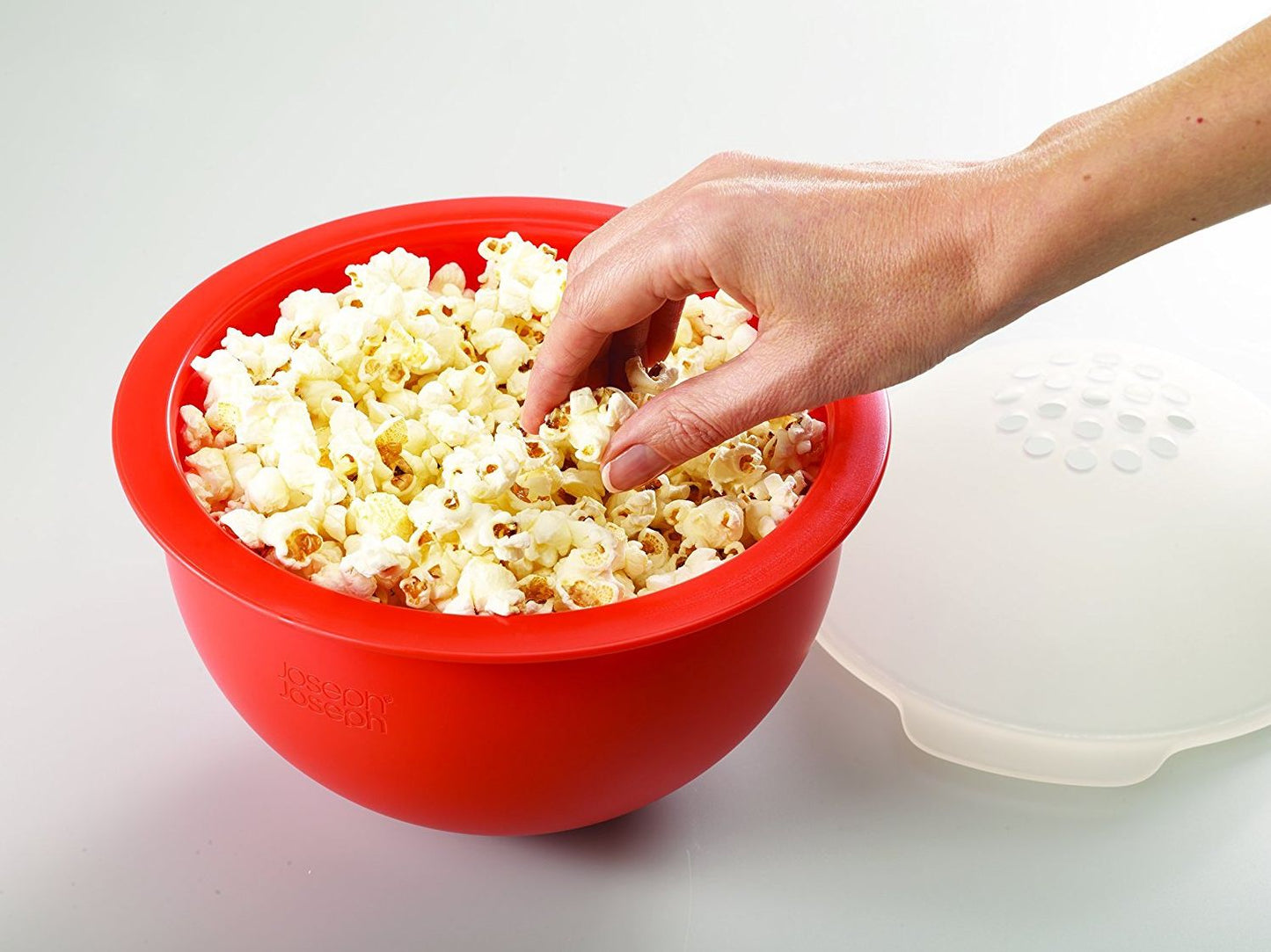 MICROWAVE popcorn maker with kernel filtering lid