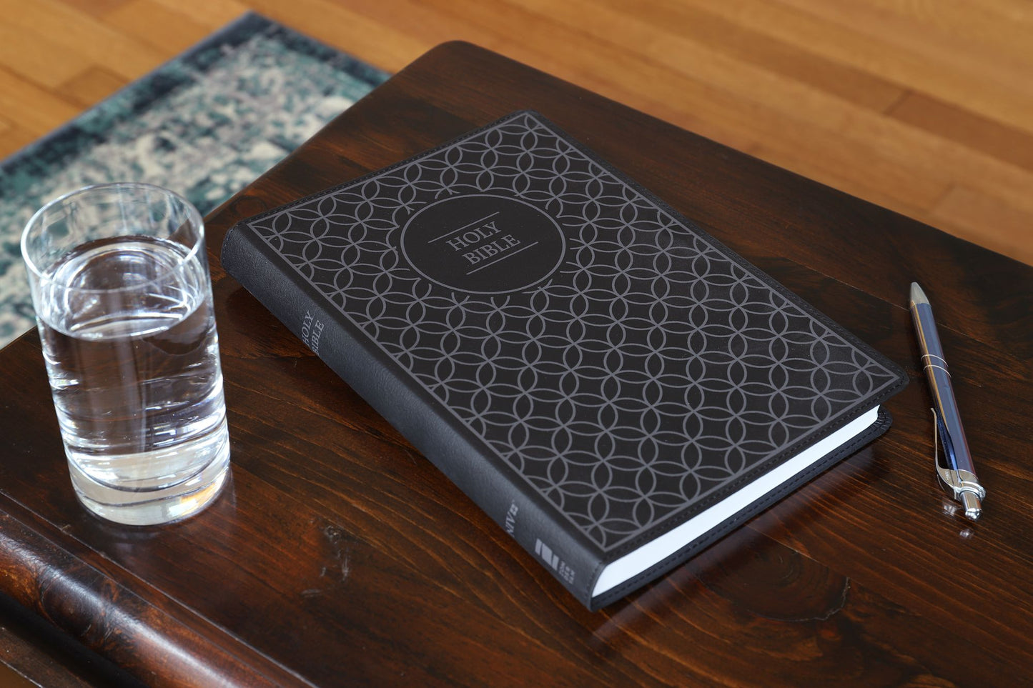 NIV, Value Thinline Bible, Large Print, Imitation Leather, Gray/Black
