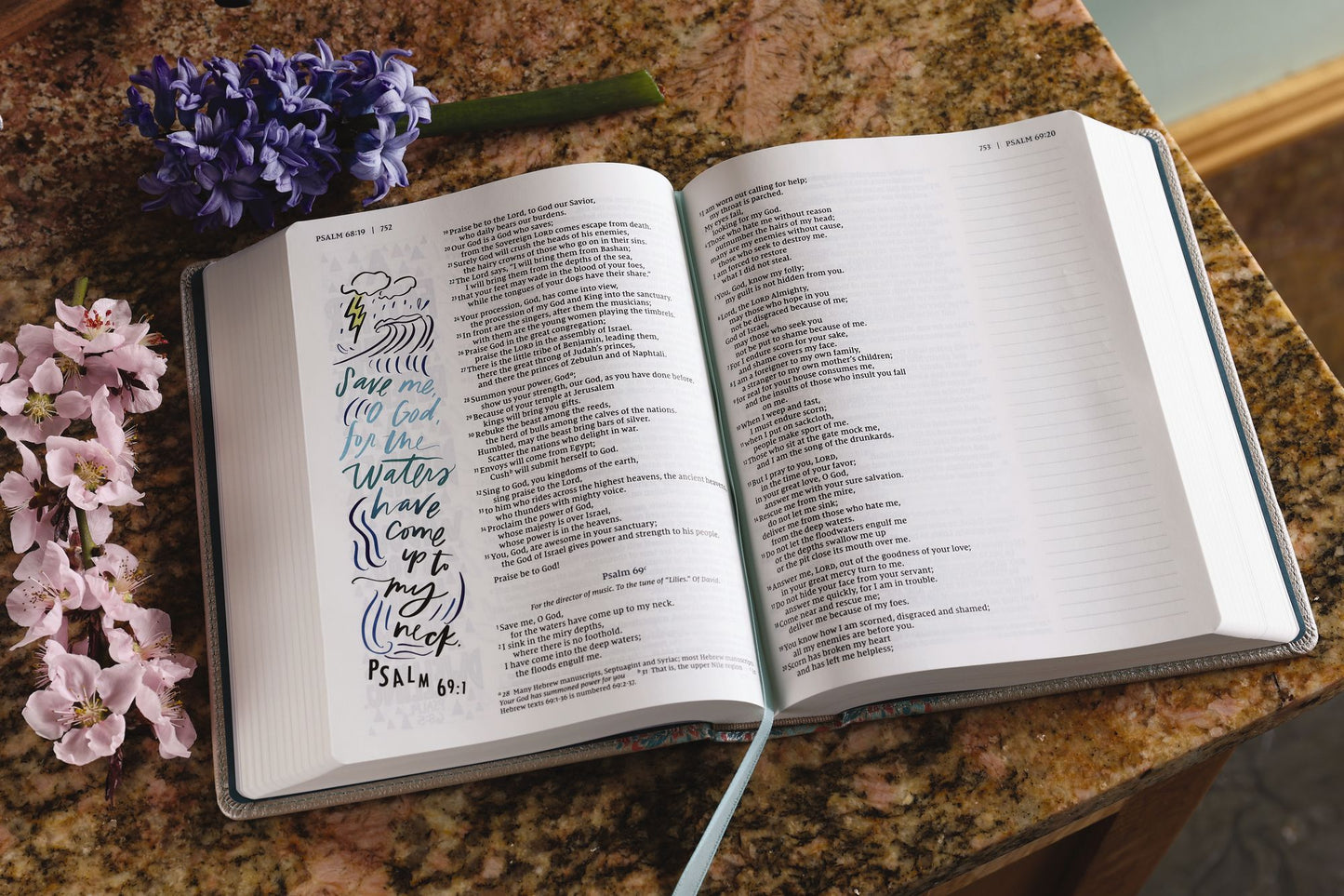 Niv, Beautiful Word Bible, Updated Edition, Peel/Stick Bible Tabs, Leathersoft Over Board, Gold/Floral, Red Letter, Comfort Print: 600+ Full-Color Illustrated Verses