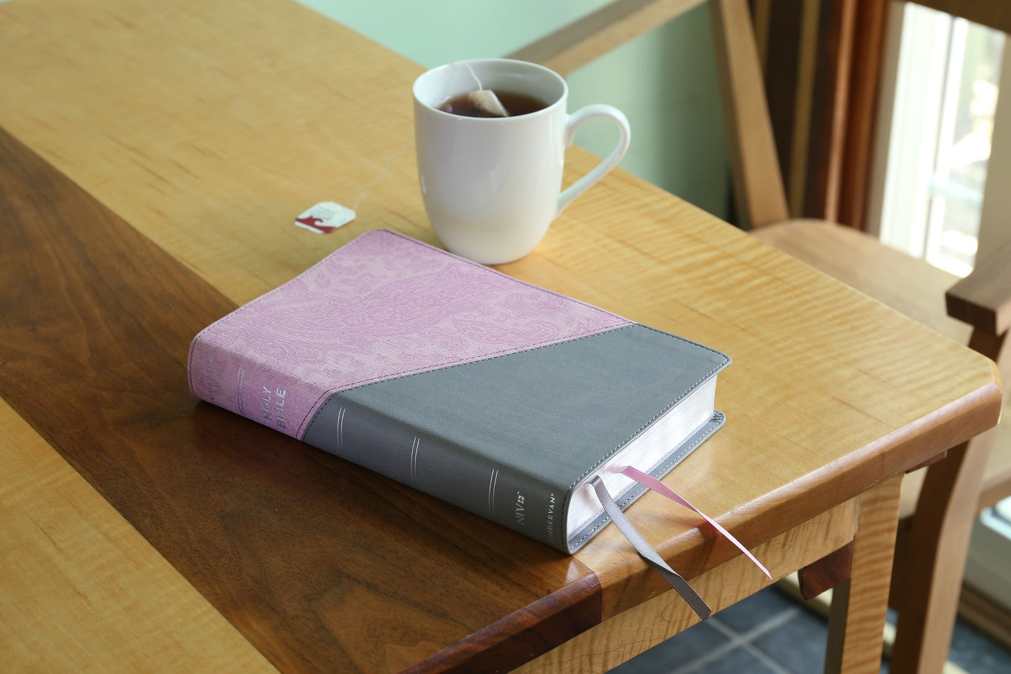 Holy Bible : New International Version, Personal Size Bible, Large Print, Leathersoft, Pink/Gray, Comfort Print, Red Letter Edition