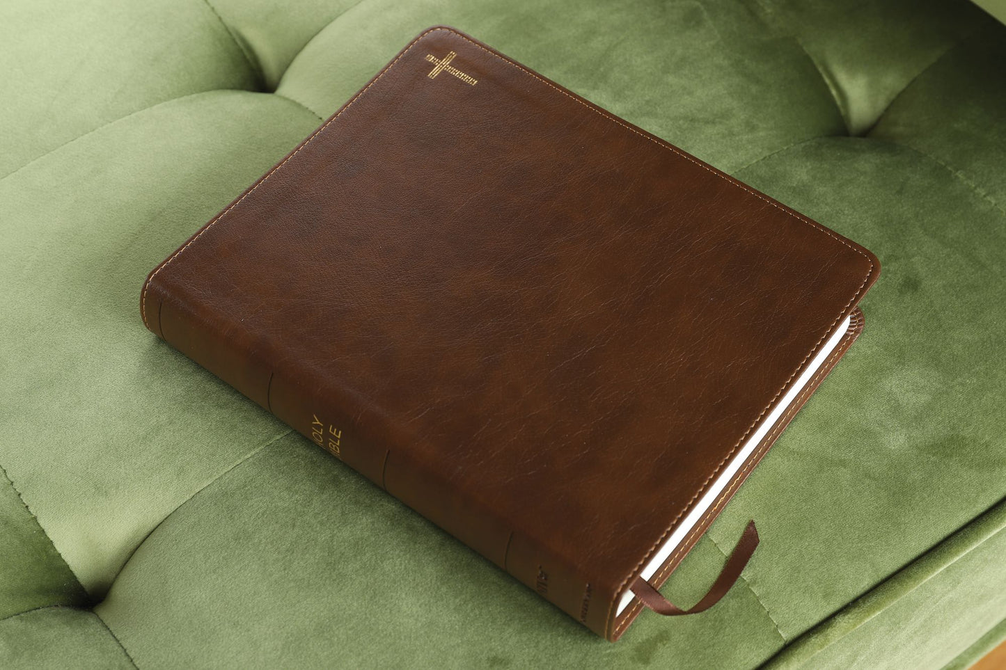 Niv, Journal the Word Bible, Double-Column, Leathersoft, Brown, Red Letter Edition, Comfort Print: Reflect, Take Notes, or Create Art Next to Your Favorite Verses