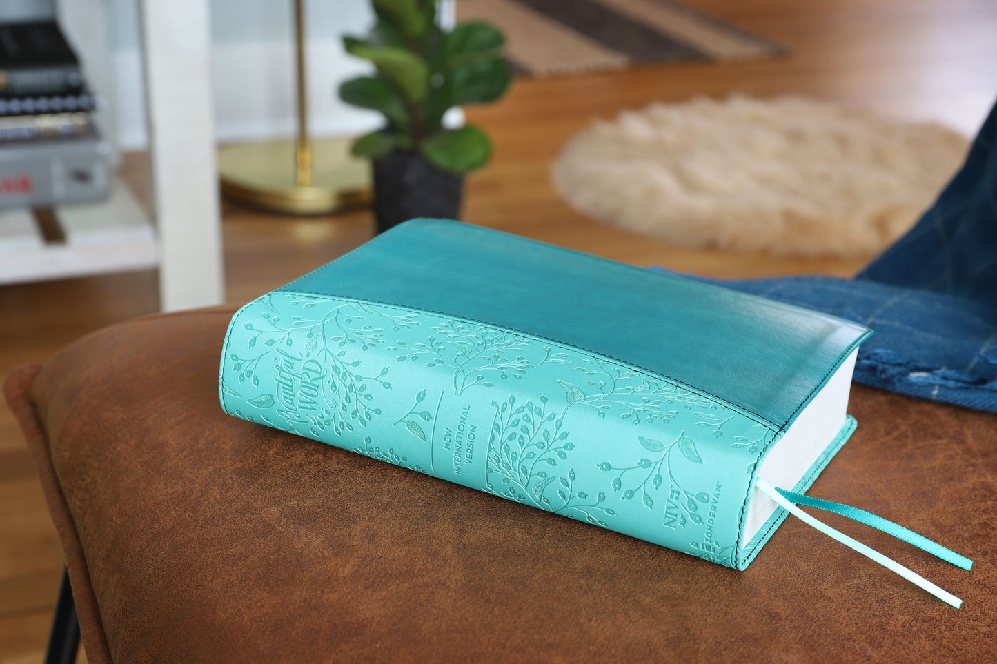 Niv, Beautiful Word Bible, Updated Edition, Peel/Stick Bible Tabs, Leathersoft, Teal, Red Letter, Comfort Print: 600+ Full-Color Illustrated Verses