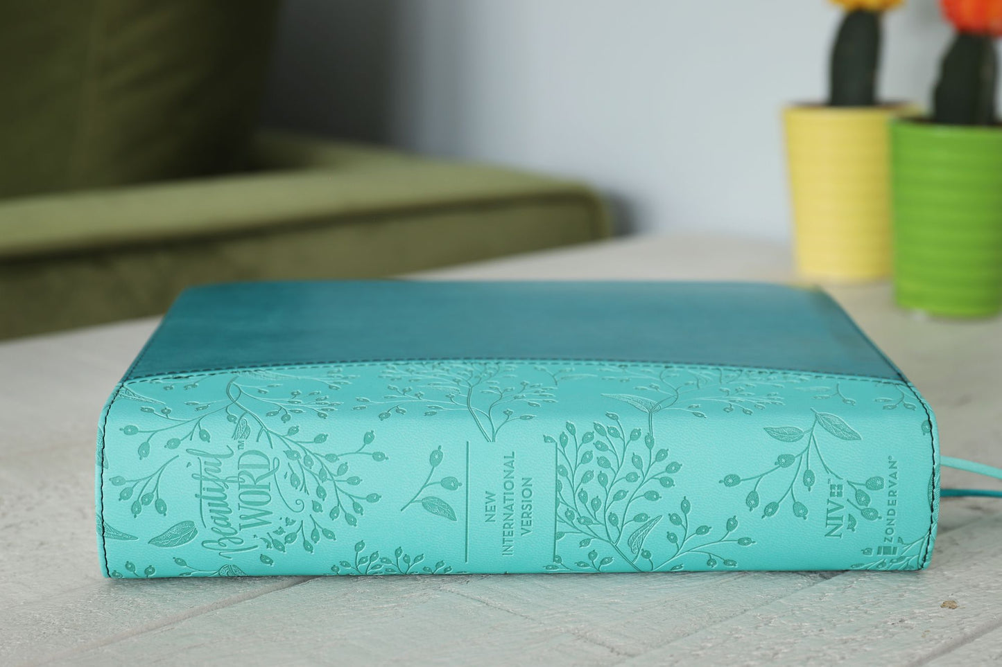 Niv, Beautiful Word Bible, Updated Edition, Peel/Stick Bible Tabs, Leathersoft, Teal, Red Letter, Comfort Print: 600+ Full-Color Illustrated Verses