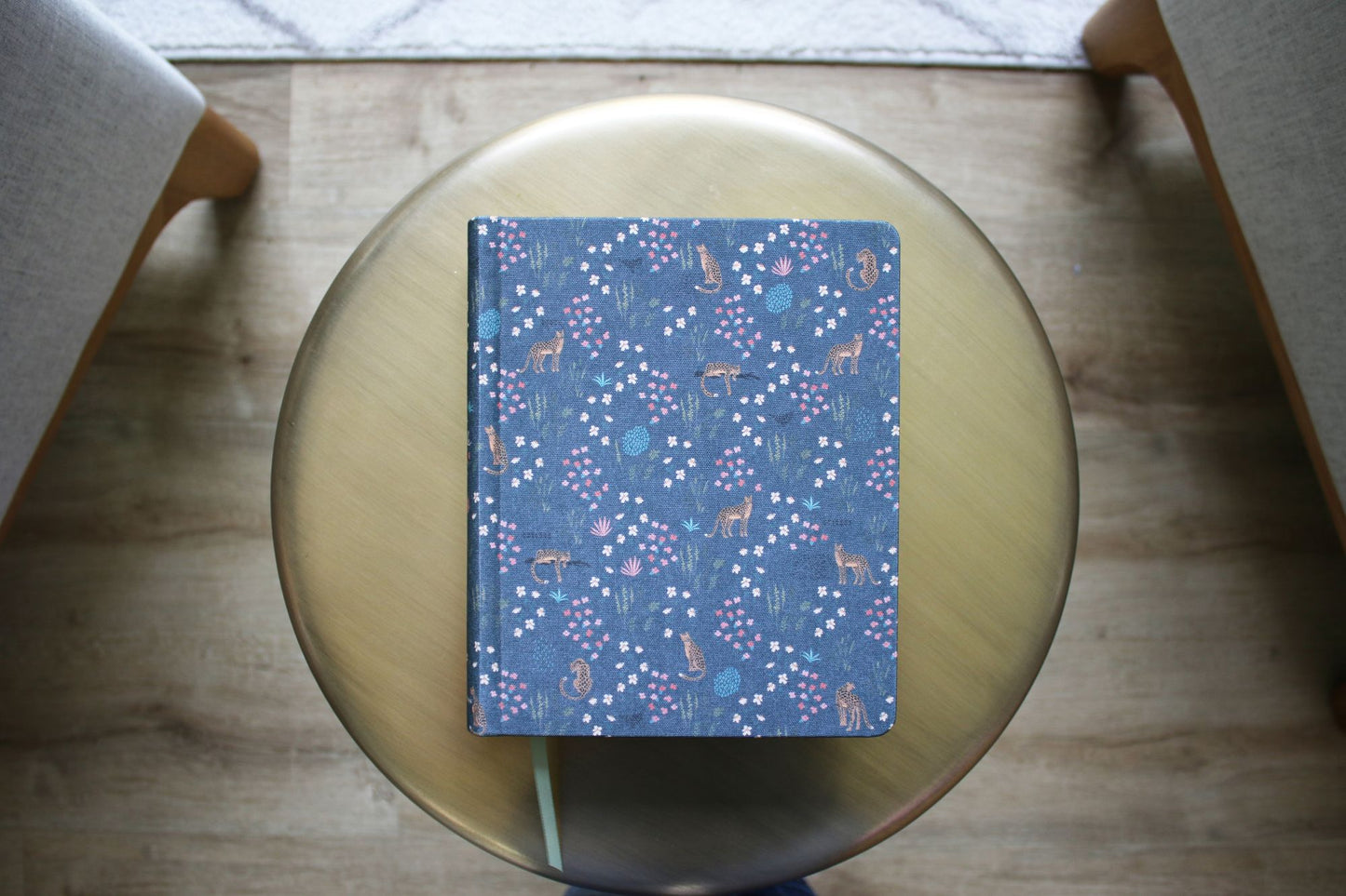 Niv, Journal the Word Bible, Double-Column, Cloth Over Board, Navy Floral, Red Letter, Comfort Print: Reflect, Take Notes, or Create Art Next to Your Favorite Verses