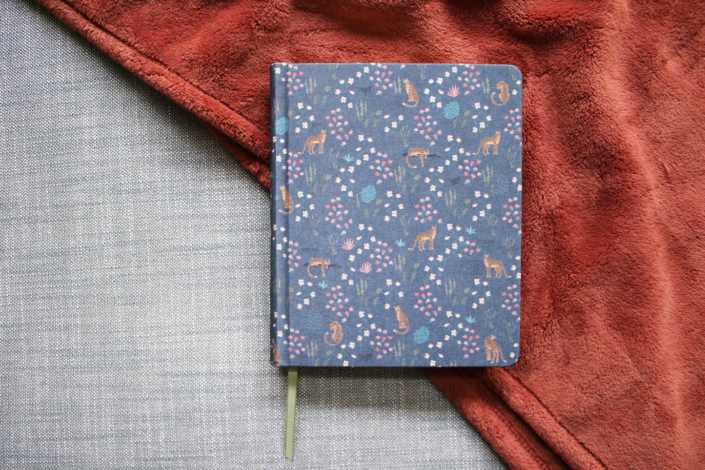 Niv, Journal the Word Bible, Double-Column, Cloth Over Board, Navy Floral, Red Letter, Comfort Print: Reflect, Take Notes, or Create Art Next to Your Favorite Verses