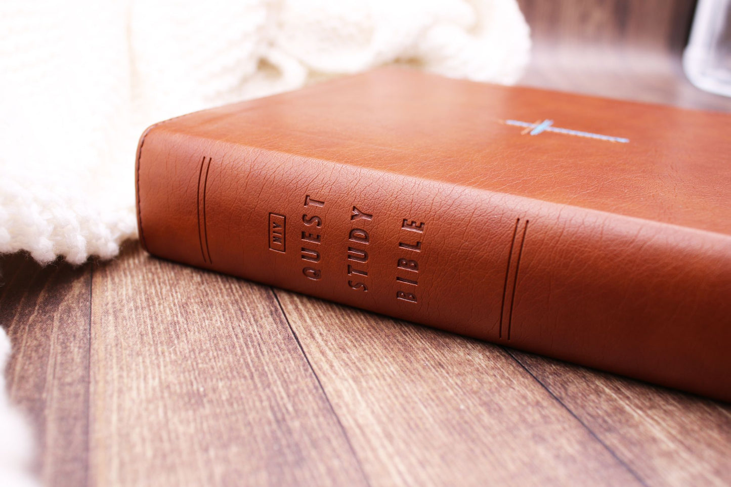 NIV, Quest Study Bible, Large Print, Leathersoft, Brown, Thumb Indexed, Comfort Print: The Only Q and A Study Bible