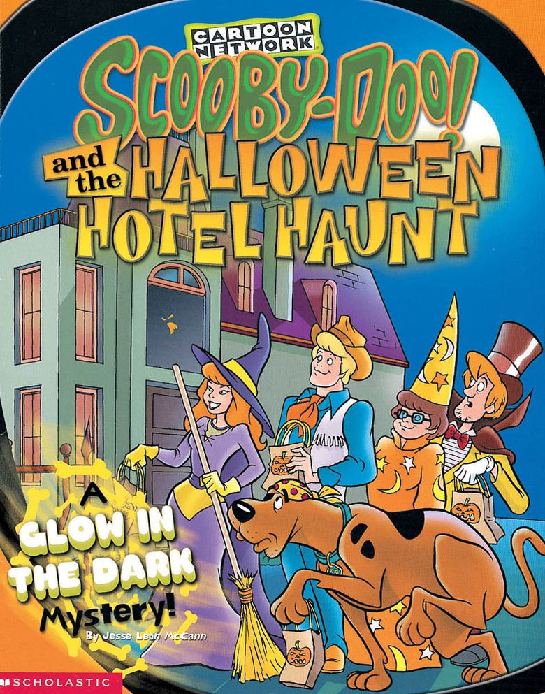 Scooby-Doo and the Halloween Hotel Haunt: A Glow in the Dark Mystery!