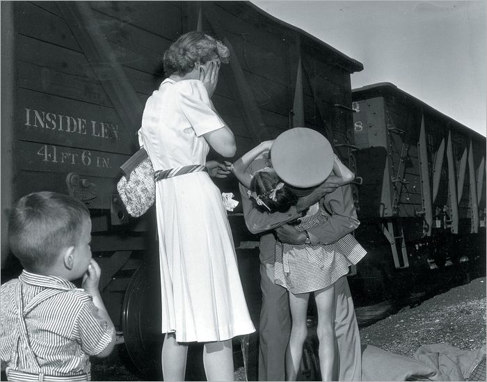 At War At Home World War II: Stories Of Sacrifice And Commitment