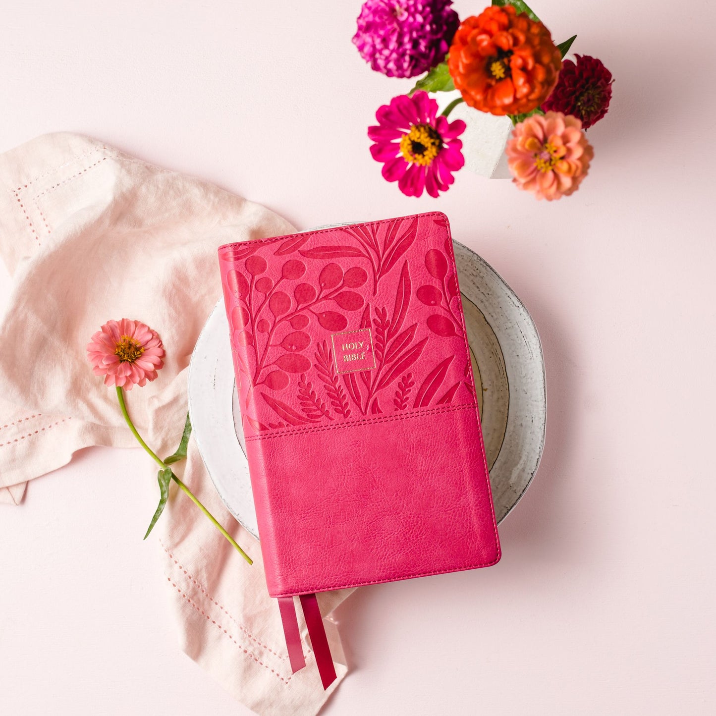 Nkjv, Reference Bible, Personal Size Large Print, Leathersoft, Pink, Red Letter Edition, Comfort Print: Holy Bible, New King James Version