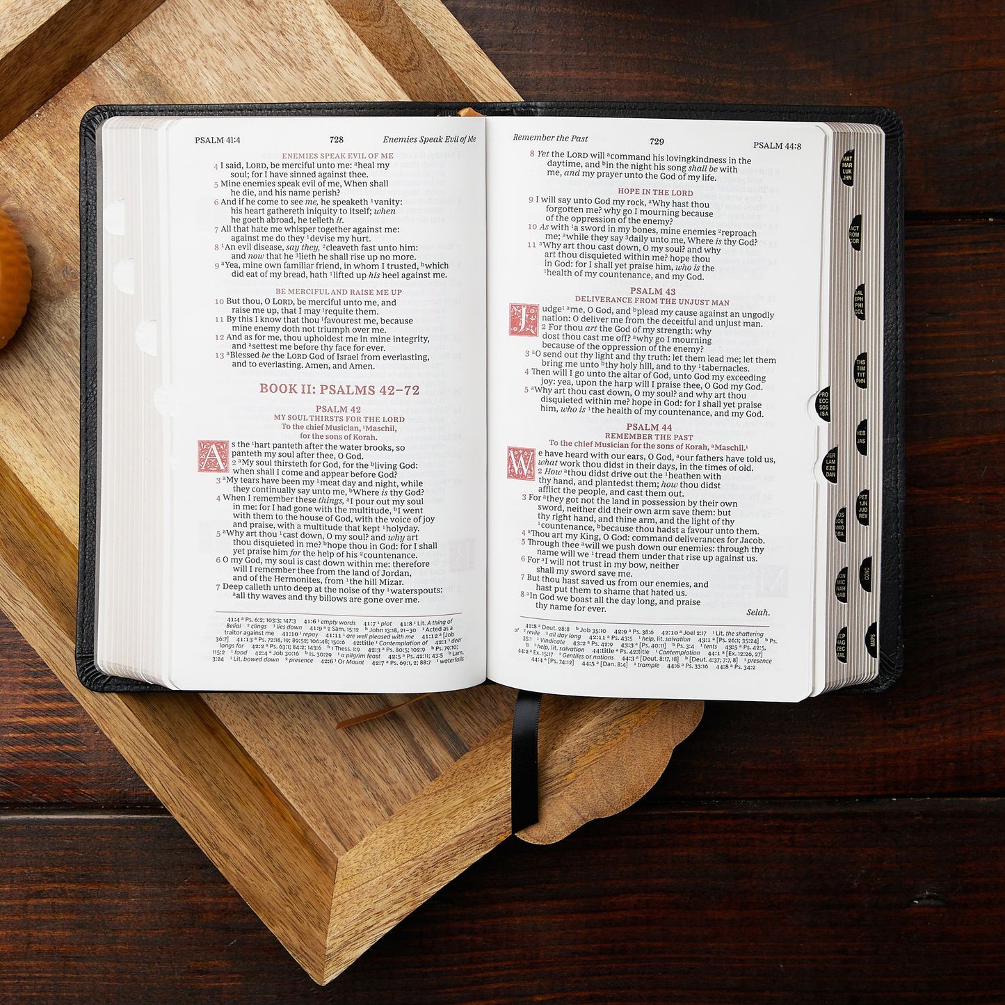 Kjv, Sovereign Collection Bible, Personal Size, Leathersoft, Purple, Thumb Indexed, Red Letter Edition, Comfort Print: Holy Bible, King James Version