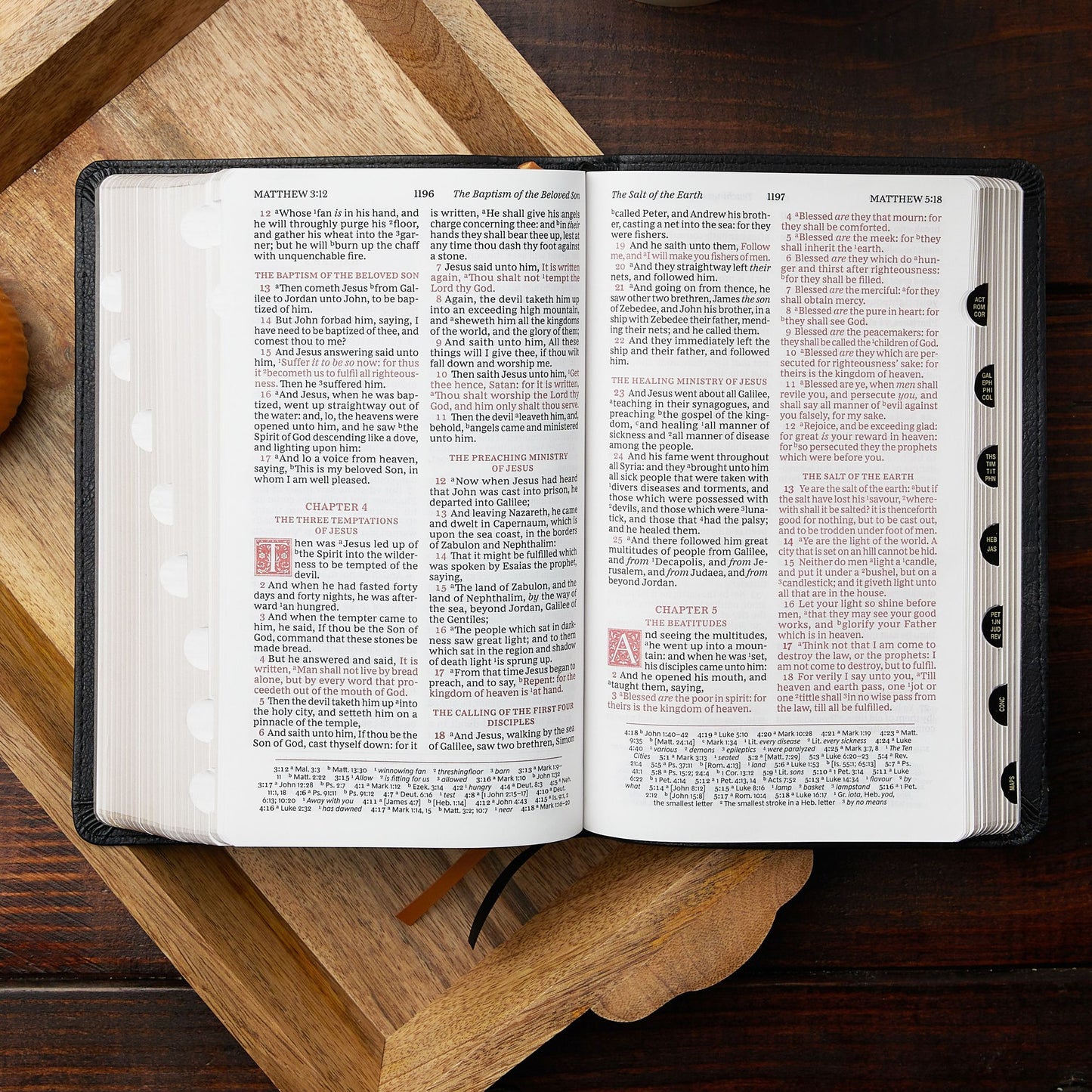 Kjv, Sovereign Collection Bible, Personal Size, Genuine Leather, Black, Thumb Indexed, Red Letter Edition, Comfort Print: Holy Bible, King James Version