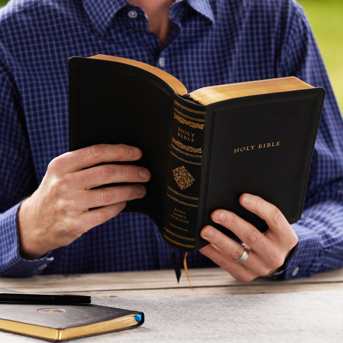 Kjv, Sovereign Collection Bible, Personal Size, Genuine Leather, Black, Thumb Indexed, Red Letter Edition, Comfort Print: Holy Bible, King James Version
