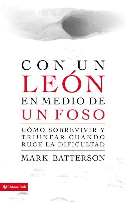 Con un león en medio de un foso: Cómo sobrevivir y triunfar cuando ruge la dificultad