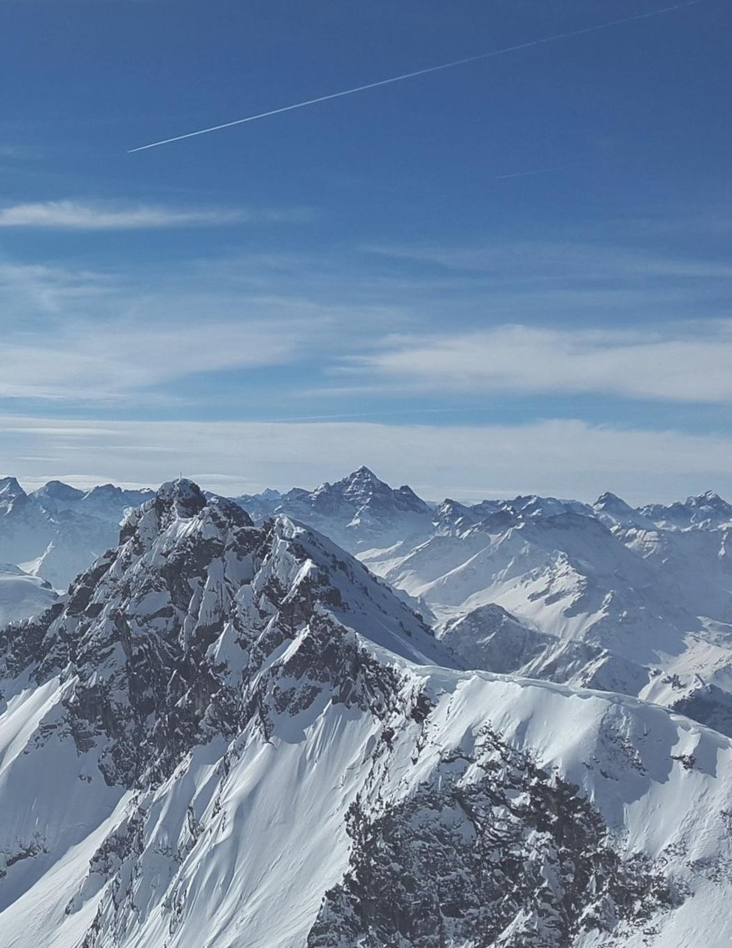 Mein Gipfellogbuch: Das Bergtouren Tagebuch zum selber ausfï¿½llen ♦ Wandertagebuch fï¿½r die schï¿½nsten Wanderungen, Aussichten und Erinnerungen ♦ A4+ Format ♦ Motiv: Gebirge schneebedeckt