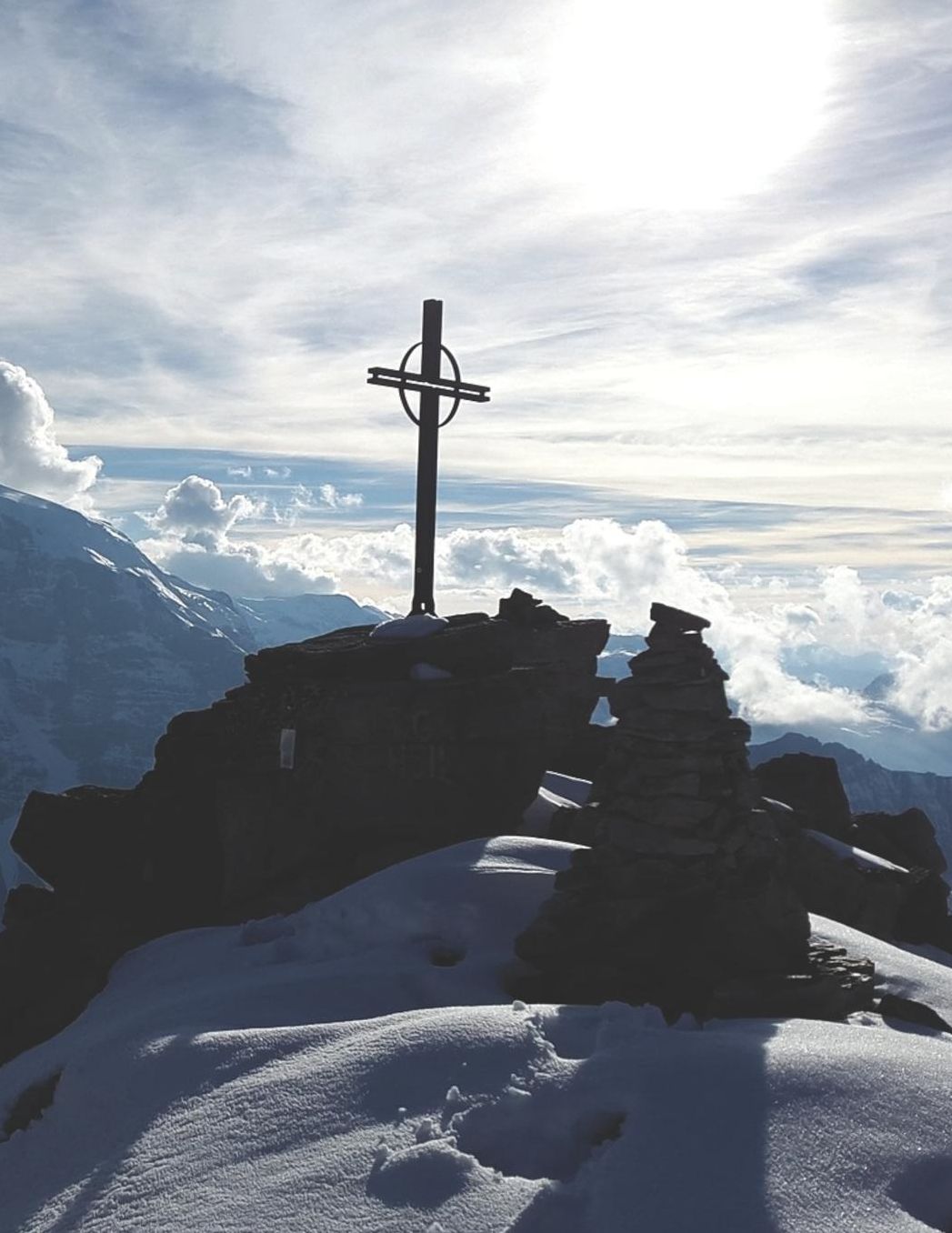 Mein Gipfellogbuch: Das Bergtouren Tagebuch zum selber ausfï¿½llen ♦ Wandertagebuch fï¿½r die schï¿½nsten Wanderungen, Aussichten und Erinnerungen ♦ A4+ Format ♦ Motiv: Gipfelkreuz