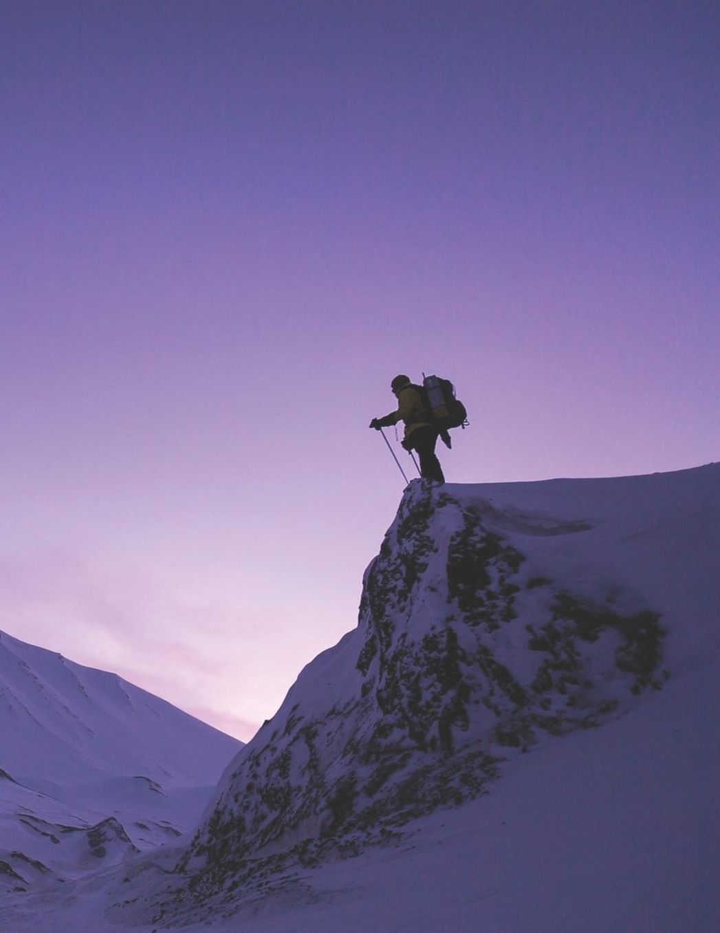 Mein Gipfellogbuch: Das Bergtouren Tagebuch zum selber ausfï¿½llen ♦ Wandertagebuch fï¿½r die schï¿½nsten Wanderungen, Aussichten und Erinnerungen ♦ A4+ Format ♦ Motiv: Schneewanderer