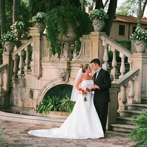Wedding Photography: Creative Techniques for Lighting, Posing, and Marketing