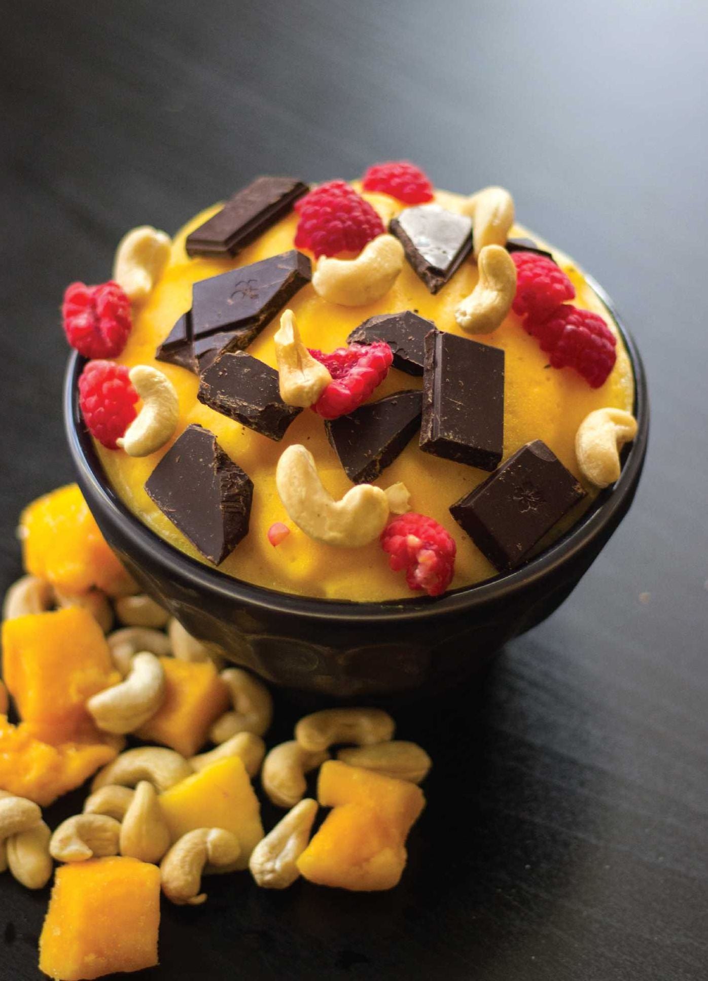 A Rainbow of Smoothie Bowls: 100 Wholesome and Vibrant Blended Creations