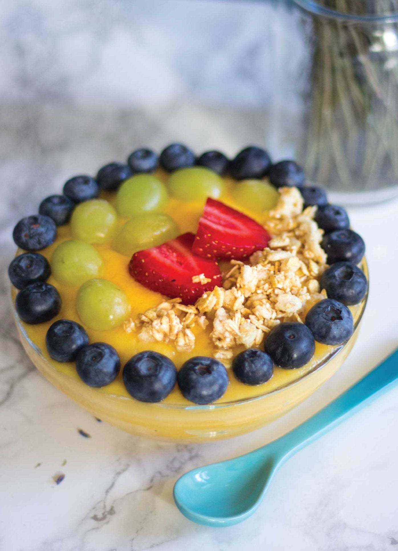 A Rainbow of Smoothie Bowls: 100 Wholesome and Vibrant Blended Creations