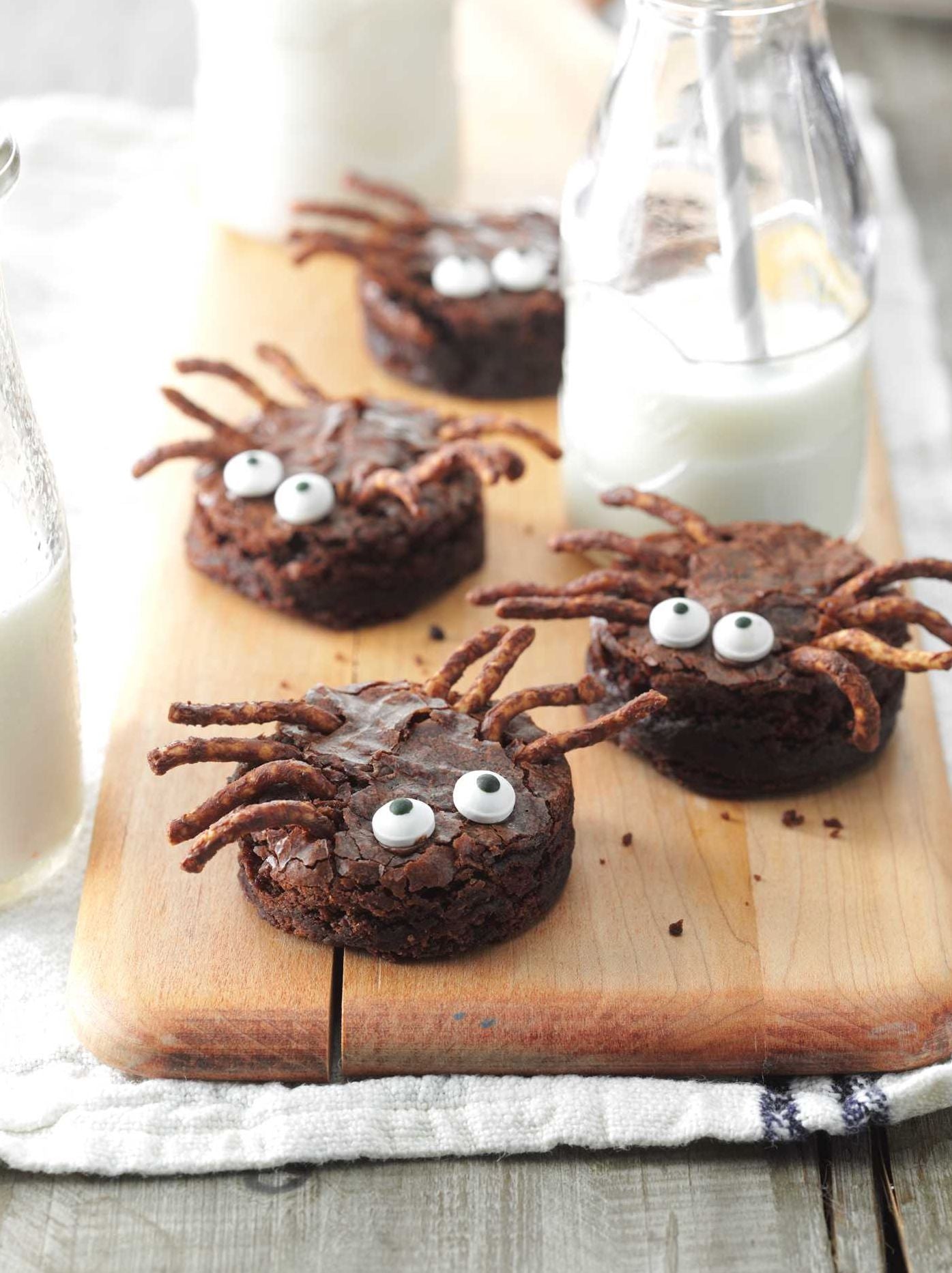 Taste of Home Halloween Mini Binder: 100+ Freaky Fun Recipes & Crafts for Ghouls of All Ages