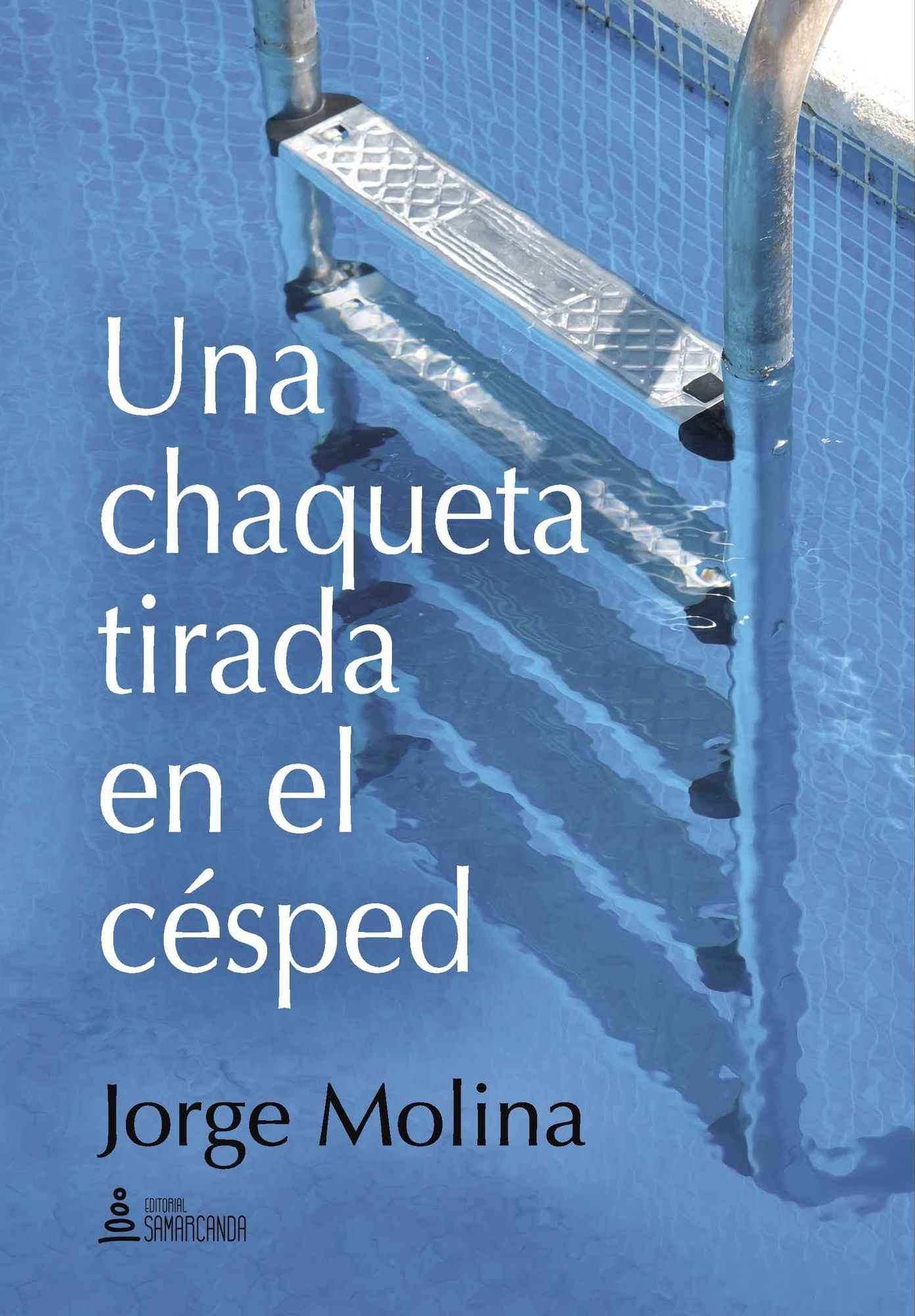 Una chaqueta tirada en el césped